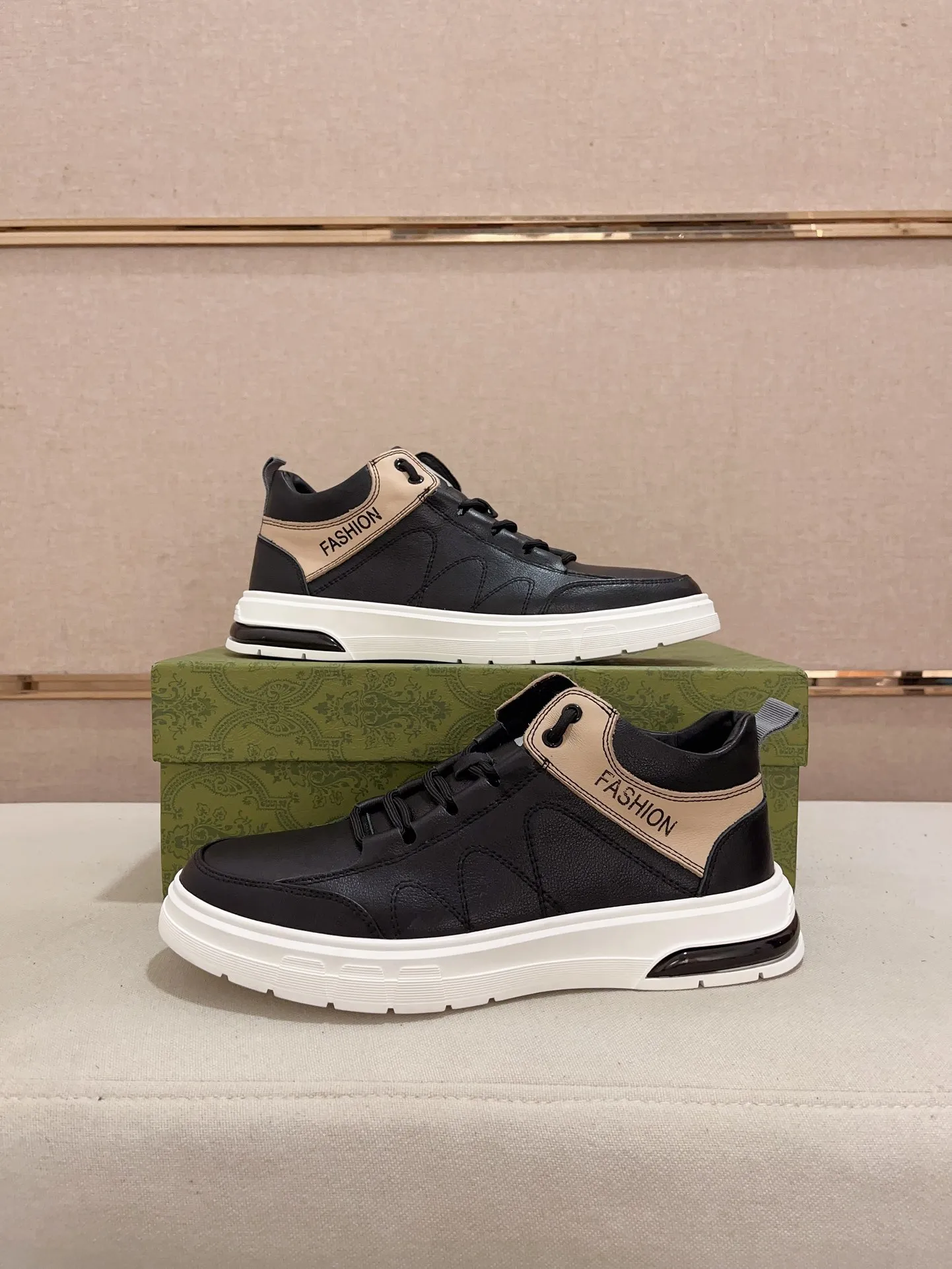 Men's shoes 💰 440 💰 High-quality new high-top GUCCI counters are on the market at the same time. The new men's shoes, 😘fabrics are selected imported cowhide, lining: sheepskin lining. 👍🏿 High-end ☄️ air-cushion molded anti-slip rubber outsole, exquisite lines, simple and elegant, comfortable and high-end for leisure travel. Code number: 38 to 44 (45 can be customized and cannot be returned or exchanged)
